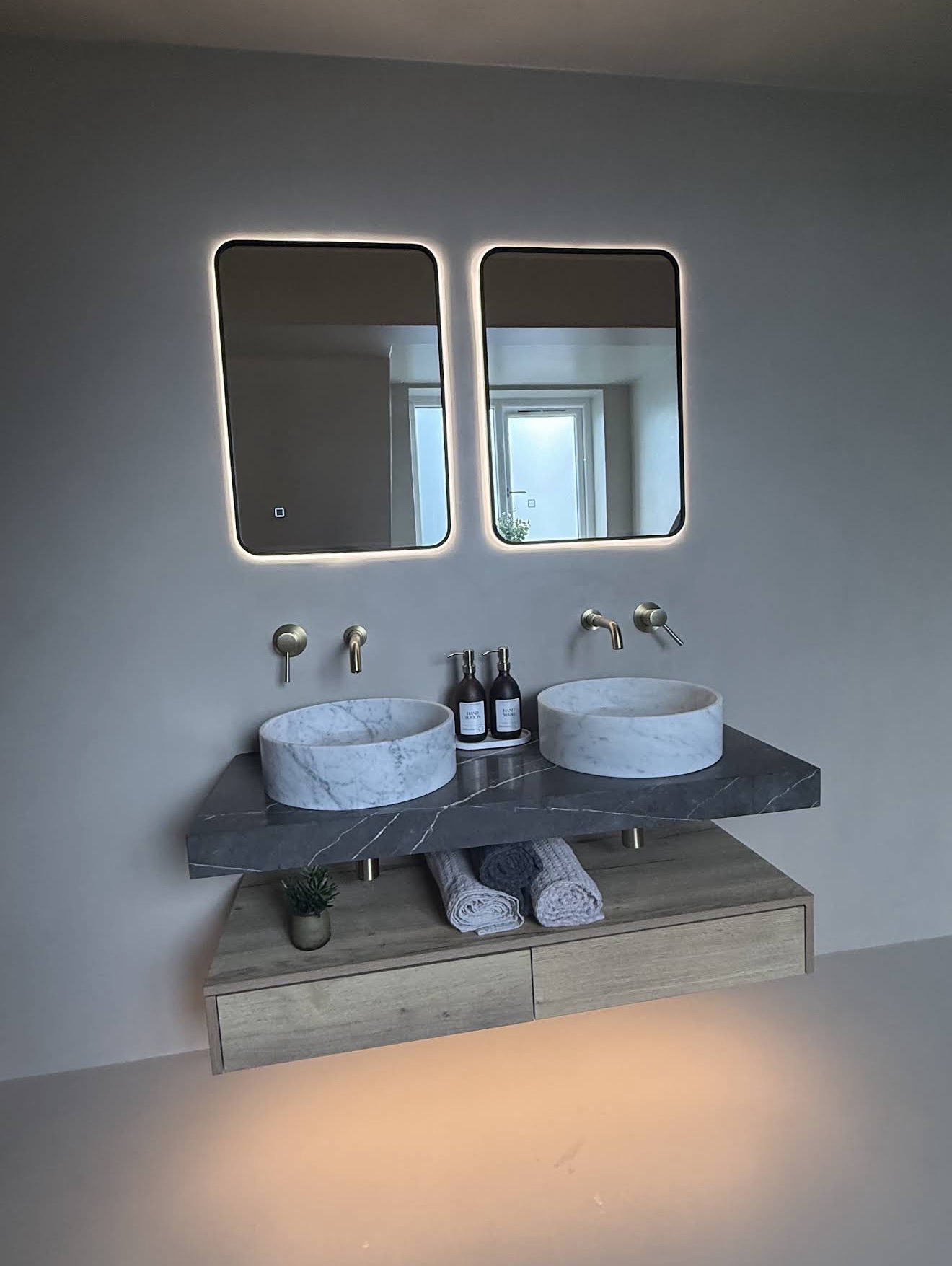 Microcement wall behind a double vanity